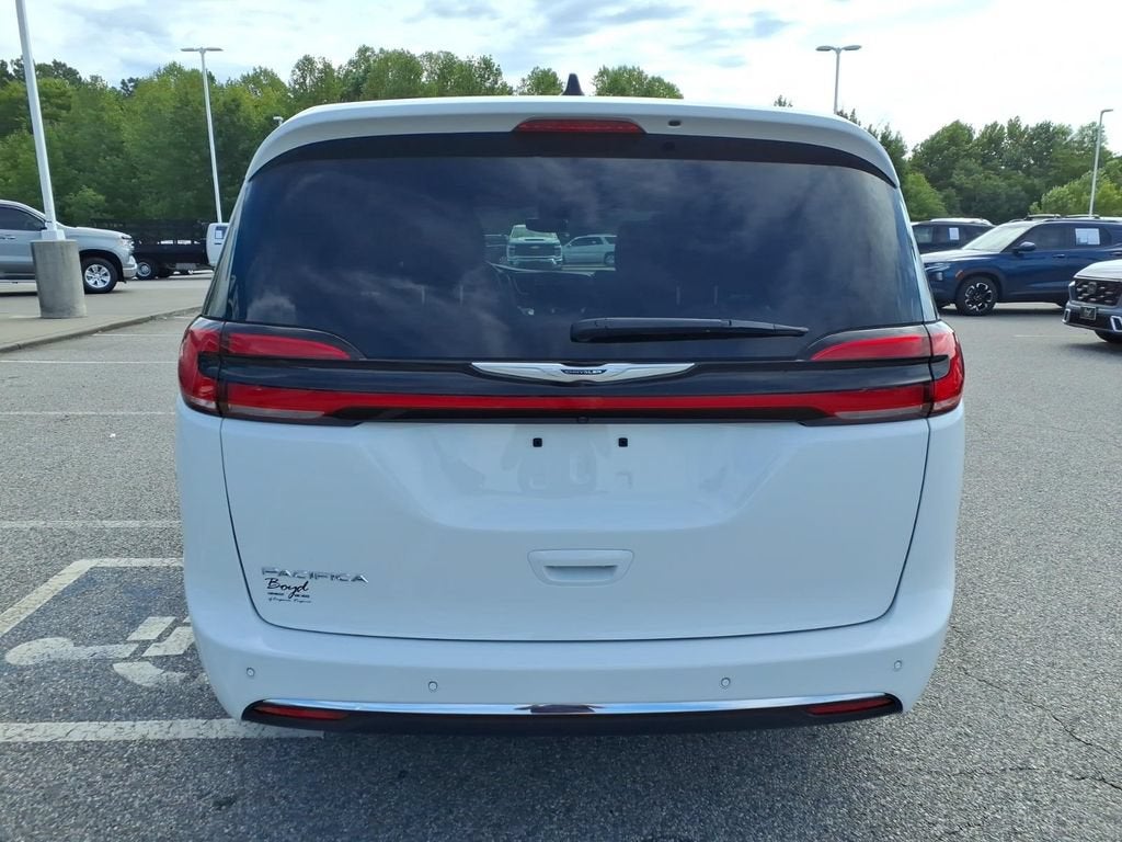 2025 Chrysler Pacifica Select